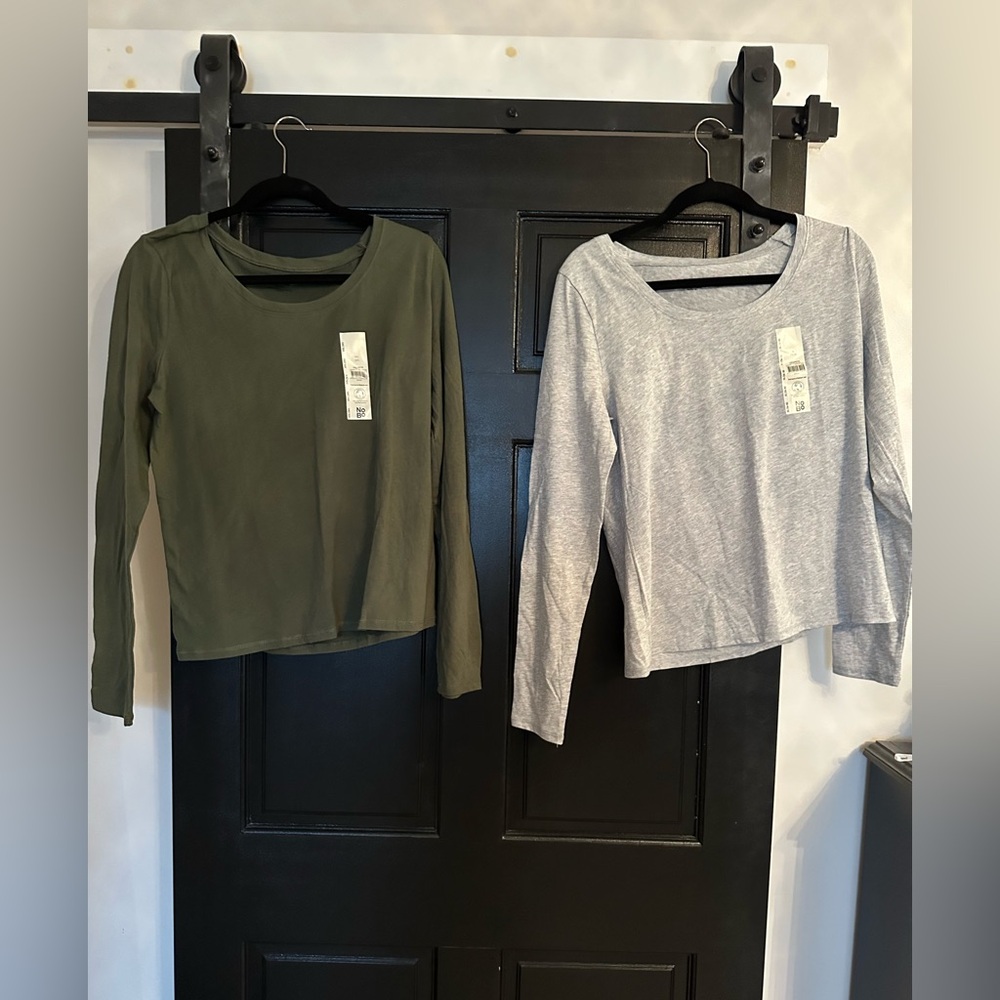 2 shirts. green XL, Grey XXL.